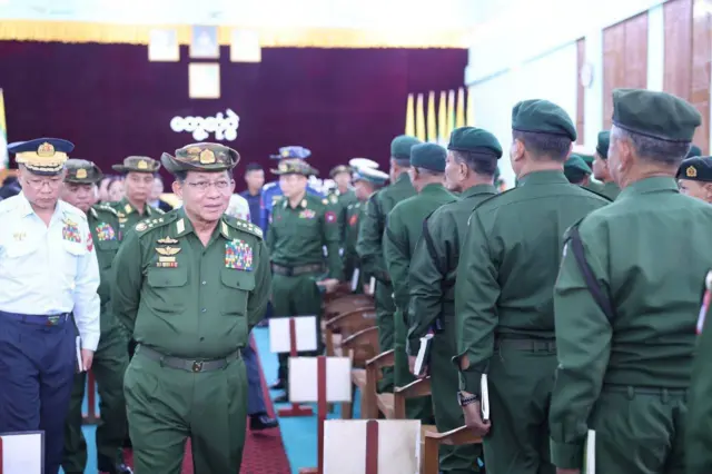 ဒီဇင်ဘာ ၂၀ ရက်မှာ မကွေးတပ်နယ်ကို သွားခဲ့တဲ့ စစ်ခေါင်းဆောင် ဗိုလ်ချုပ်မှူးကြီးမင်းအောင်လှိုင်