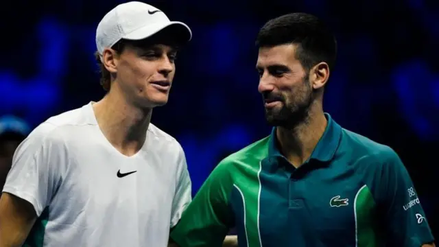 نواک جوکوویچ (راست) که در دور گروهی مسابقات پایانی تور تنیس مردان به یانیک سینر (باخت) در دیدار نهایی توانست انتقام آن شکست را بگیرد