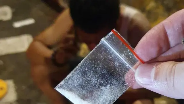 一名依托咪酯的使用者正在接受台灣警方盤查。