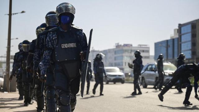 Militares caminhampixbet cconfronto com manifestantes durante um protesto contra o adiamento das eleições presidenciaispixbet c25pixbet cfevereiro,pixbet cDakar, Senegal