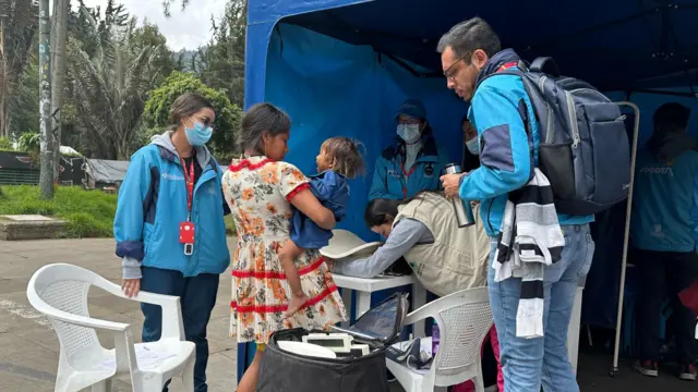 Funcionarios de la Secretaría de Salud atienden a una madre y su bebé enfermo.