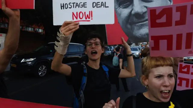 इसराइल में सड़कों पर उतरे लोग