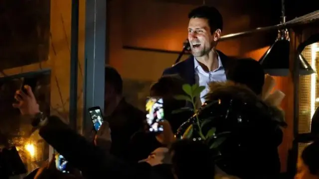 Dadka isticmaaala burcadka iyo caanaha dameeraha waxaa ka mid ah laacibka Tenniska dheela ee Novak Djokovic