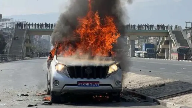 प्रदर्शनकारीहरूले बालकुमारीमा मन्त्री प्रकाश ज्वालाको सवारीसाधनमा आगजनी गरेका थिए