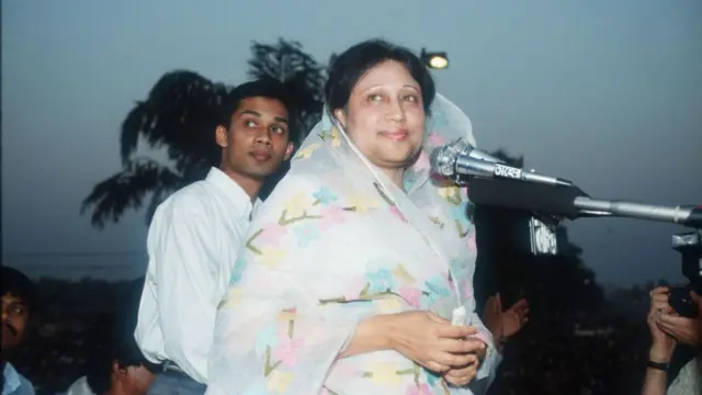 সমাবেশে ভাষণ দিচ্ছেন খালেদা জিয়া