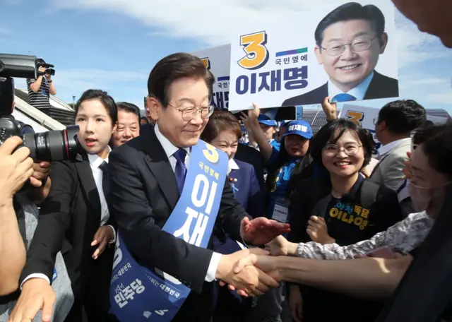 지난 7월 제주도 더불어민주당 '제1차 정기 전국당원대회(전당대회) 당대표·최고위원 후보자 합동연설회'에 도착한 이재명 당 대표 후보가 지지자들과 인사를 나누고 있다