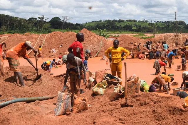 Des mineurs sur un site à la recherche d'or