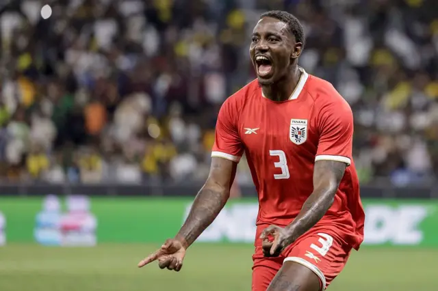 José Córdoba festejando un gol con la camiseta de Panamá.