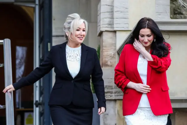Michelle O'Neill (izq.) y Emma Little-Pengelly, del opositor DUP