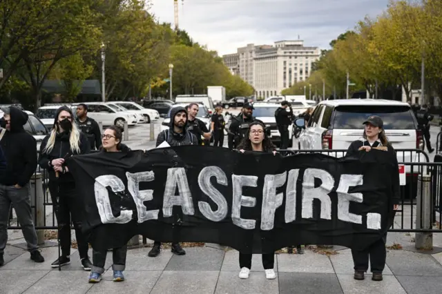 ইহুদী সমাজকর্মীরা হোয়াইট হাউসের সামনে যুদ্ধ বন্ধ করার দাবীতে অবস্থান করেন