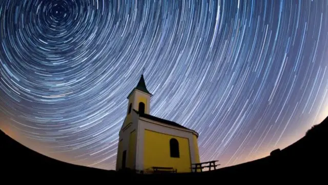 Зоряні сліди під час метеорного потоку Ліріди у небі над Австрією. Це фото створене методом поєднання кількох експозицій