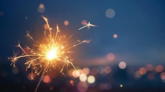 फटाक्यांची आतशबाजी