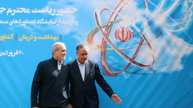 Le président iranien Masoud Pezeshkian (à gauche) avec le directeur de l'agence atomique iranienne, Mohamed Eslami.