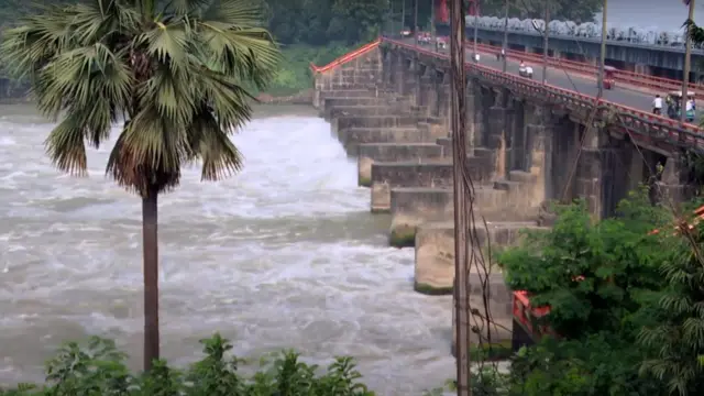 এখান থেকেই ভাগীরথীমুখী ফিডার ক্যানালটি শুরু