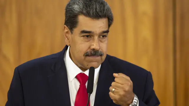 O presidente da Venezuela, Nicolás Maduro. Ele usa terno escuro, camisa branca e gravata vermelha. No pulso, usa um relógio prateado