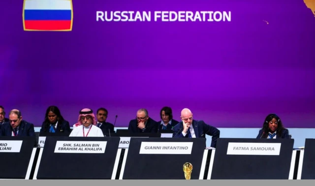 फ़ीफ़ी की एक बैठक, पीछे है रूस का झंडा