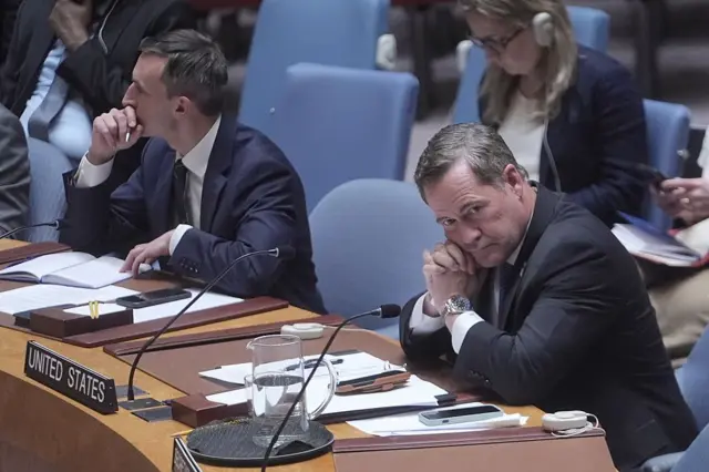 فشل مجلس الأمن التابع للأمم المتحدة في تبني قرار يهدف إلى تعزيز الأمن في مضيق هرمز، وذلك في 7 أبريل/نيسان 2026، في مقر الأمم المتحدة بنيويورك، الولايات المتحدة. وقد استخدمت روسيا والصين حق النقض (الفيتو) ضد قرار مجلس الأمن الذي كان يهدف إلى حماية الملاحة التجارية في مضيق هرمز.