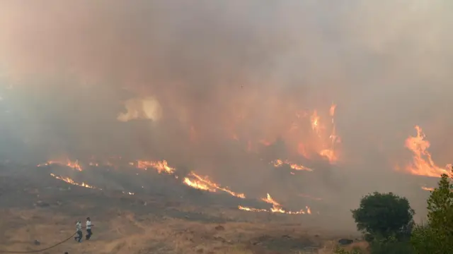 bursa'daki yangına müdahale eden iki kişi