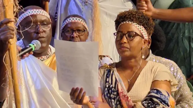 Janvière Sabushimike (iburyo), ni umwe mu bakenyezi batiwe ibanga ry'ubushingantahe 