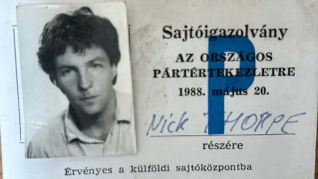Sajtóigazolvány Nick Thorpe nevére kiállítva, egy fotóval az újságíróról.