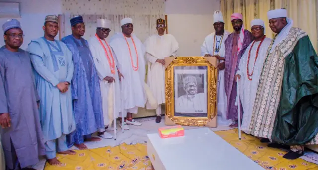 Aarẹ ana, Muhammadu Buhari pẹlu Ọọni Adeyẹye Ogunwusi atawọn lọbalọba to ba a kọwọrin.