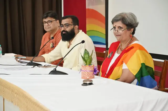 एलजीबीटीक्युआयए समुदायातील मुलांना पालकांशी जोडणारी 'स्वीकार'