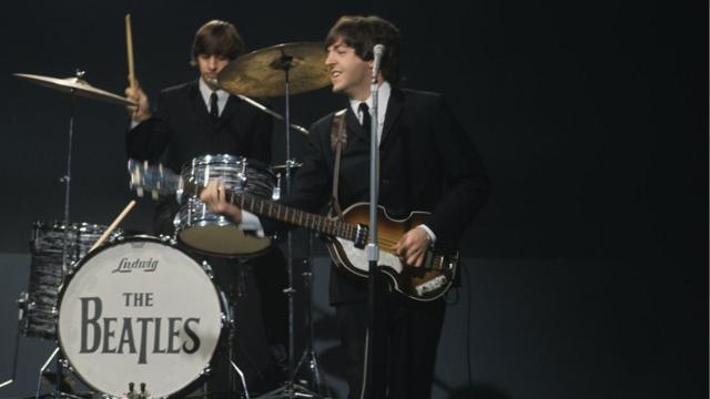 Ringo Starr e Paul McCartney no palco durante gravação do programa musicalslots com bônus de cadastrotelevisão da American Broadcasting Company (ABC) 'Shindig!'  no Granville Studiosslots com bônus de cadastroFulham, Londres,slots com bônus de cadastro3slots com bônus de cadastrooutubroslots com bônus de cadastro1964