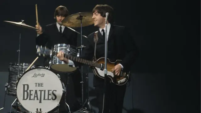 Ringo Starr e Paul McCartney no palco durante gravação do programa musicalvai de bet365televisão da American Broadcasting Company (ABC) 'Shindig!'  no Granville Studiosvai de bet365Fulham, Londres,vai de bet3653vai de bet365outubrovai de bet3651964