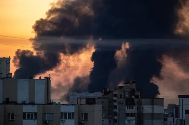 Київ затягнуло чорним димом від пожеж