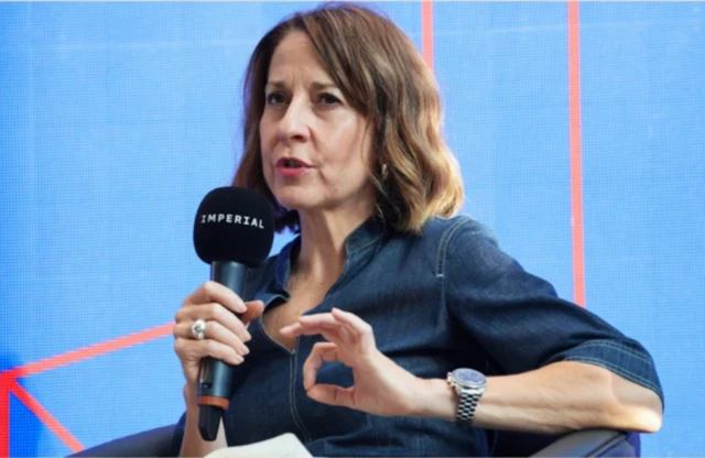 waziri wa teknolojia wa uingereza Liz Kendall bado hajachukua hatua zozote za kuzuia matumizi ya simu kwa watoto.