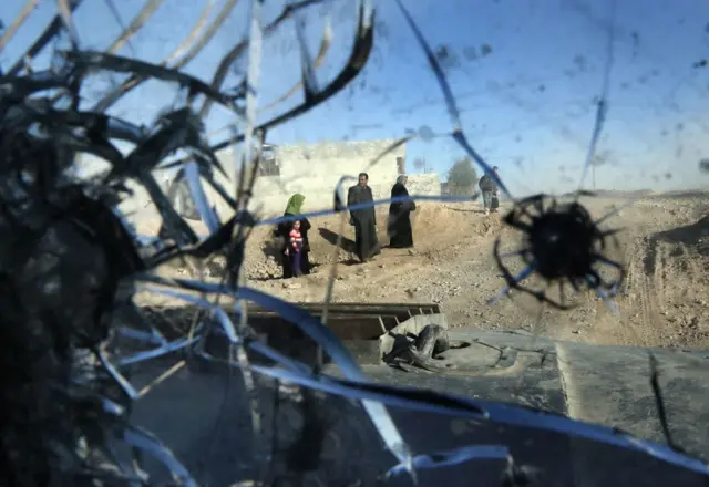 سيارة تعرض زجاجها الأمامي لوابل من الرصاص، مدينة الموصل 