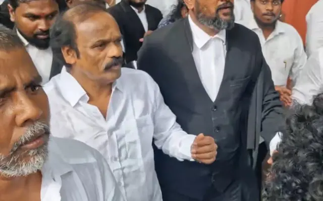 நீதிமன்றத்தில் ஆஜராக வந்த பூவை ஜெகன்மூர்த்தி
