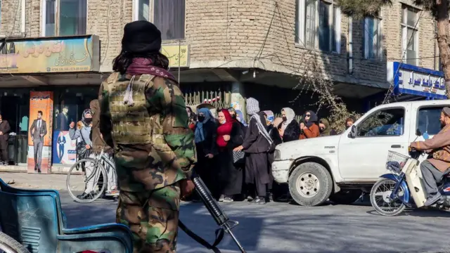 وزارت خارجه آمریکا: بازداشتهای خودسرانه، ممنوعیت آموزش و محدودیت کار زنان افغان باعث محصور شدن زنان افغانستان در میان چهاردیواری خانهها، شده است