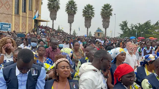 Abantu barimo gusenga i Kibeho