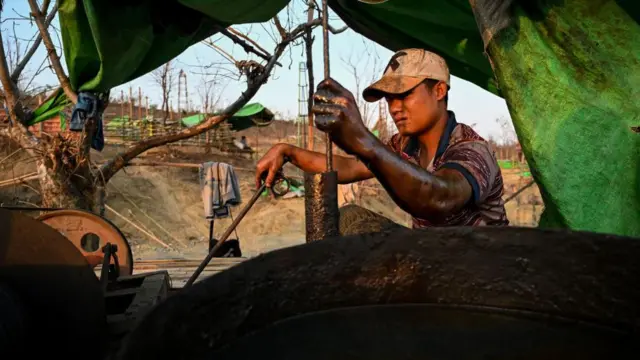 ပေါက်နဲ့မြိုင်က ရေနံမြေတွေဟာ မကွေးတိုင်းတော်လှန်ရေးအတွက် လိုအပ်နေတဲ့ ရန်ပုံငွေလည်းဖြစ်ပါတယ်။(ပုံဟောင်း)