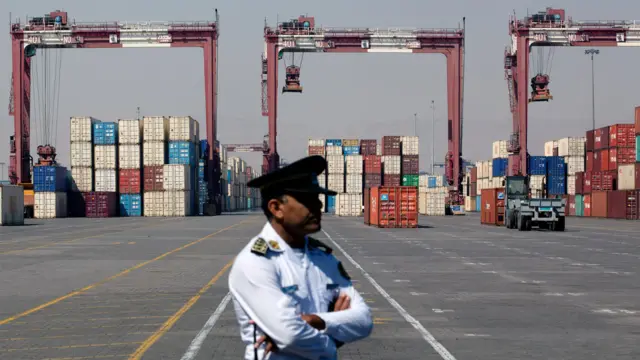 کانتینرهای حامل محصولات وارداتی و صادراتی در بندر شهید رجایی، در نزدیکی بندرعباس در جنوب ایران