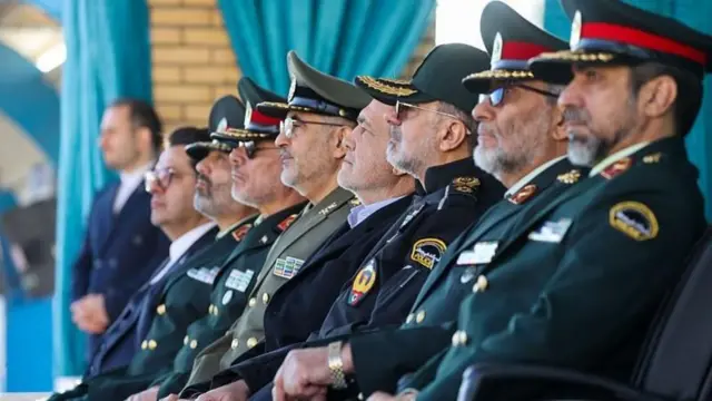 इस्लामिक रेव्होल्युशनरी गार्ड्स कॉर्प्स च्या कमांडरांसोबत इराणचे राष्ट्राध्यक्ष पेजेश्कियान