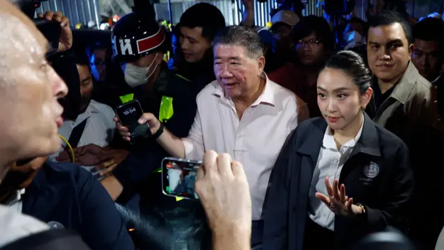 貝東丹(佩通坦;右)在曼谷塌樓現場視察(28/3/2025)