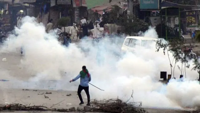  ইমরান খানের ওপর হামলার পর সহিংস প্রতিক্রিয়া।