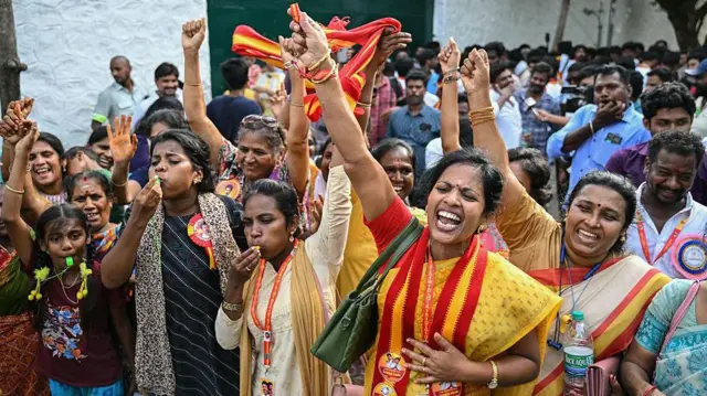 तमिलनाडु विधानसभा चुनाव में अच्छे प्रदर्शन के बाद एक्टर विजय के सपोर्टर जश्न मनाते हुए (तस्वीर: 4 मई 2026)