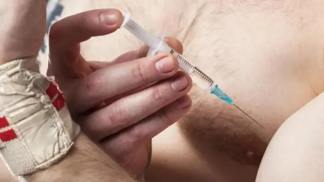 стероиди, мушкарац сам себи даје инјекцију у руку