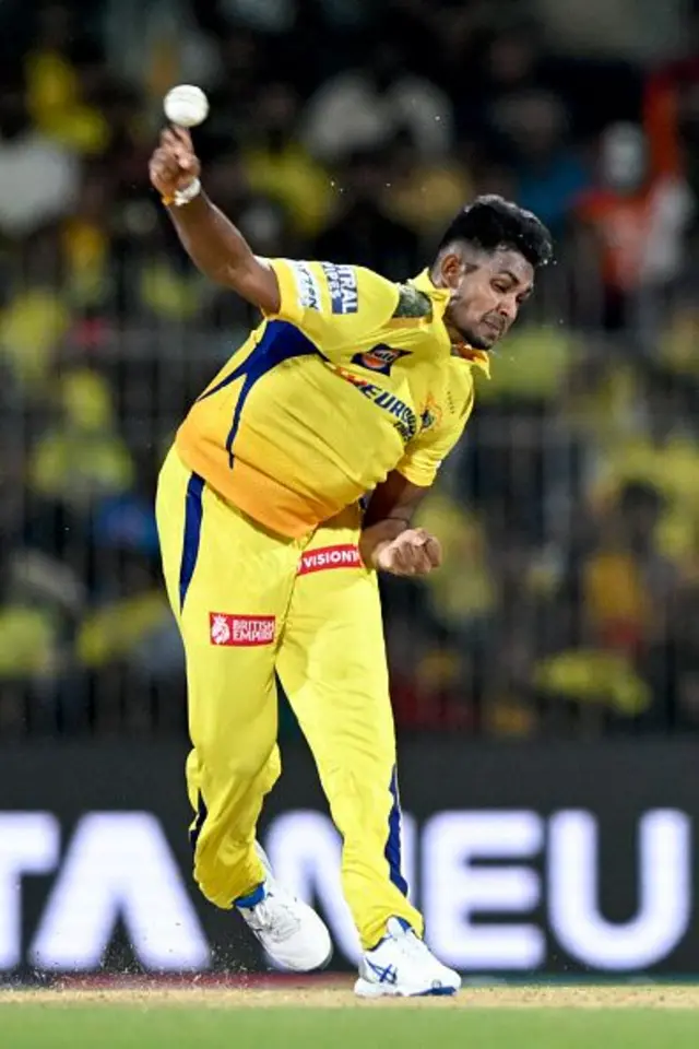 දිල්ලි කැපිටල්ස් කණ්ඩායම සමග පැවති තරගයේදී මතීෂ පතිරණ ලකුණු 31 කට කඩුලු 03ක් දවා ගත්