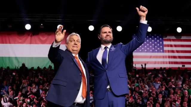 ABD Başkan Yardımcısı JD Vance, seçimden bir hafta önce Budapeşte'deki bir etkinlikte Orban'la birlikte sahnede, birer kollarıyla birbirlerine sarılırken diğer kollarını ise kaldırarak izleyicileri selamlıyorlar