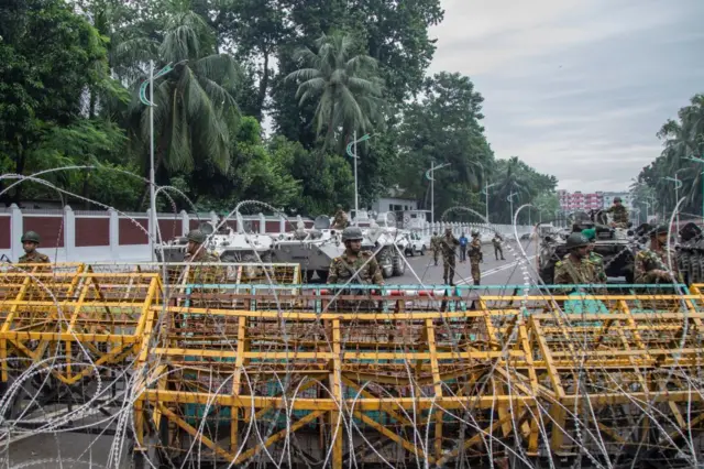 অন্তর্বর্তী সরকারের সময়ে ২০২৪ সালের অক্টোবরে মো. সাহাবুদ্দিনের পদত্যাগের দাবি ওঠার পর নিরাপত্তা ব্যবস্থা জোরদার করা হয়েছিল বঙ্গভবনের। 