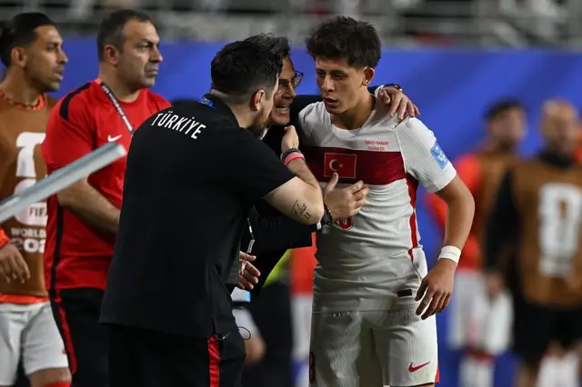 Teknik Direktör Vincenzo Montella, Türkiye-Paraguay maçında Arda Güler ile konuşuyor.