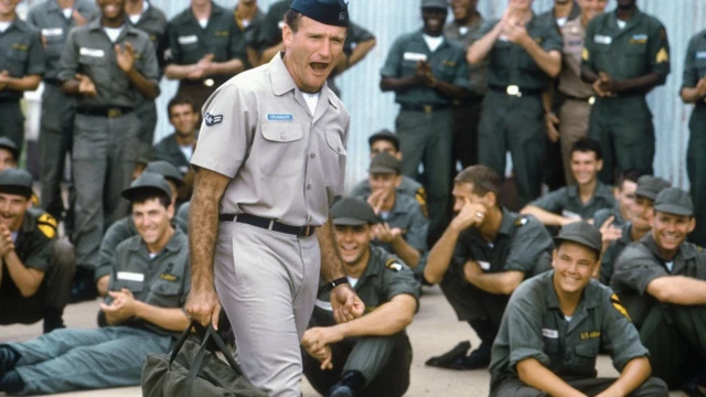 Робін Вільямс в сцені з фільму "Доброго ранку, В'єтнаме!"