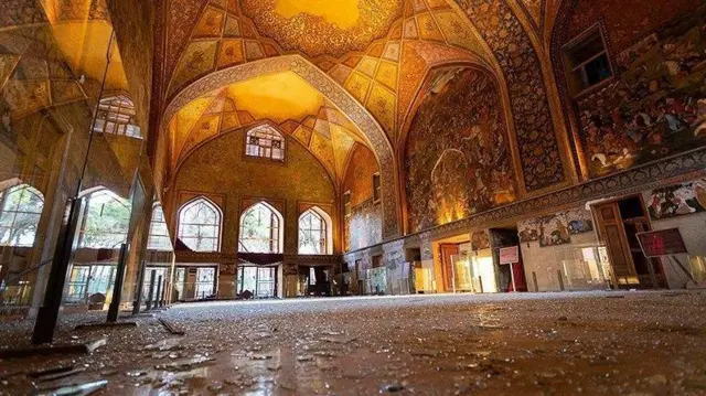 چهل‌ستون یکی از بناهای تاریخی شهر اصفهان در براثر بمباران آسیب دید