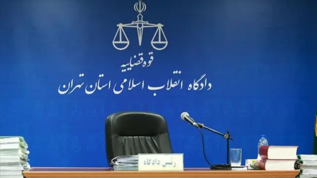 اتهام "توهین به رهبری" و "تشویش اذهان عمومی" از مصادیق جرم سیاسی است که افراد متهم به آن در ایران به عنوان متهم امنیتی تحت تعقیب قرار می گیرند