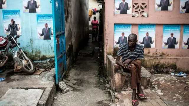 Mu bice bitandukanye by'i Conakry hari ibyapa by'abakandida byibutsa abaturage amatora ya perezida yo kuri iki cyumweru, aho Perezida Alpha Condé arimo gushaka manda ya gatatu itavugwaho rumwe.