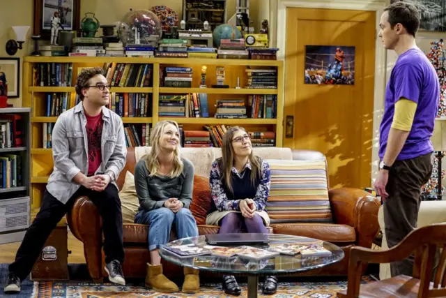 Personagens sentados no sofábwin 88cena da série 'The Big Bang Theory'  